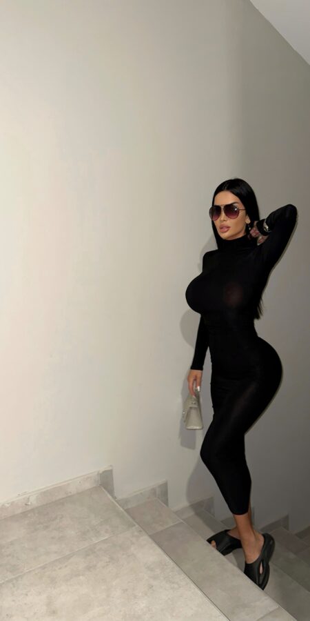 Alternative view of Rochie Tabya